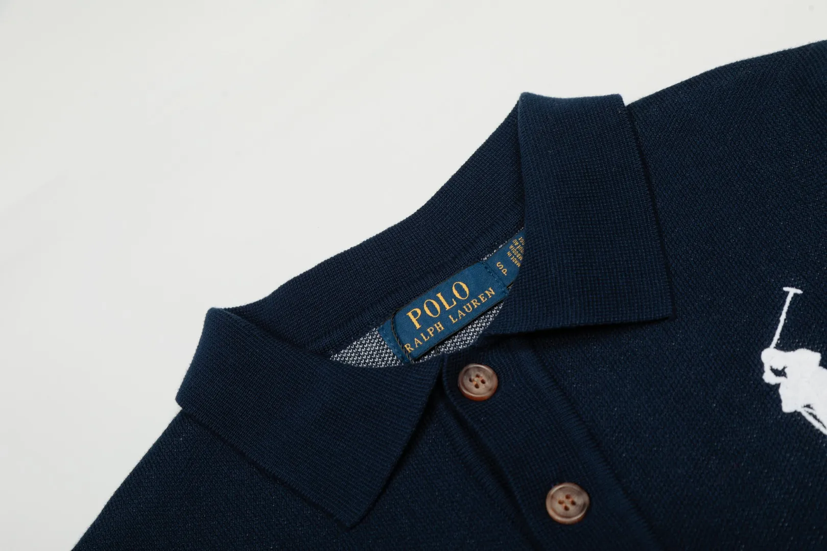 P250 Top quality" Style number: DS164# (not off the shelves all year round) [Ralph Lauren autumn and winter Malaysia embroidered logo knitted POLO lapel sweater] ✅Ralph Lauren Ralph Lauren classic basic lapel POLO same style knitted autumn and winter sweater for men and women ✅Main supplier platform live broadcast Wholesale entity Replenish when out of stock Not off the shelf ✅ZP quality 1:1 version Scan the code to enter the GF website Counter quality ✅Detailed quality is the only one in Guangzhou Imported quality cotton yarn, 750g weight, focusing on high-end, cost-effective, good quality, needless to say, ✅The version is restored to the original order, the maximum size can be worn up to 190 pounds, loose, comfortable and stress-free, ✅The upper body is simple and easy to match, a must-have for male gods. Good-looking clothes are never picky. A must-have in couples' wardrobes. Size: S-XL. Color: Milk white, gray, black and white, black and red, navy white label, navy red label